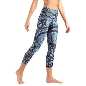 Yoga Democracy Sphere to Here Fish Crop Leggings